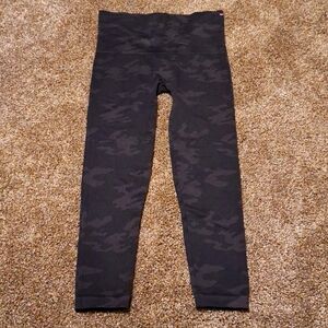 SPANX EUC!  Seamless Legging! Medium! NO PILLING! Dark Gray Camo!